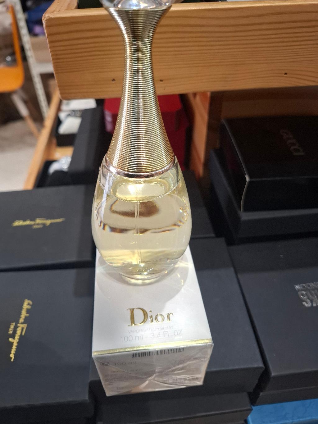 자도르 퍼퓸 드 오” 100ml 제품입니다.